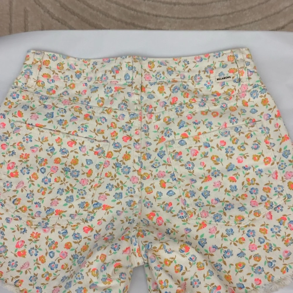 BILLABONG LITTLE FLOWERS JEAN SHORTS NWOT WOMEN SIZE 26 SUPER CUTE SEE PICS - Picture 7 of 8
